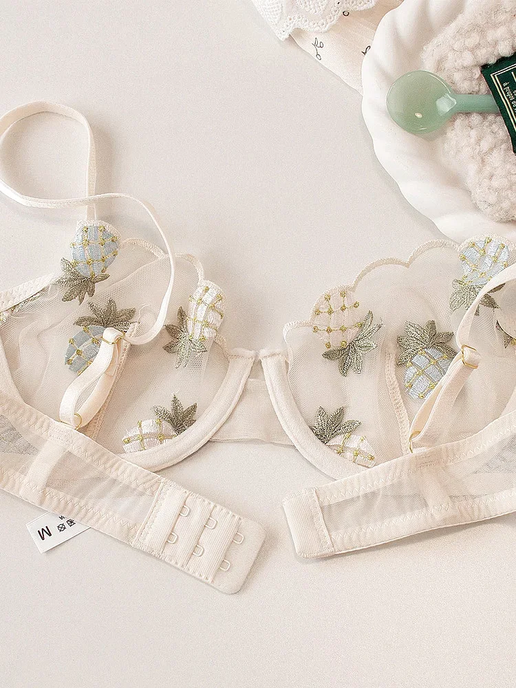 Комплект женского нижнего белья из бюстгальтера и трусов