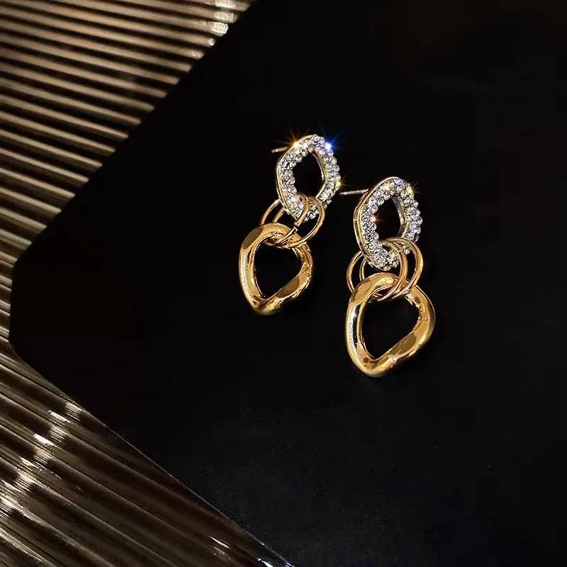 

Женские серьги-кольца с инкрустацией в виде звеньев