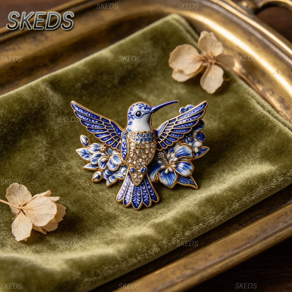 Фото SKEDS Китайские сине-белые фарфоровые броши с животными, разнообразные стили: Дракон, Бабочка, Колибри, Краб, Лягушка, Кит, Жук, Эмалевые значки на лацкан №2