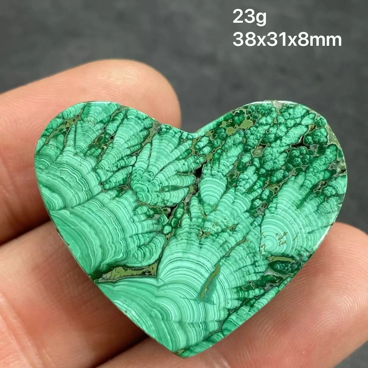 Натуральный малахит красивое украшение в виде сердца. Аксессуары для дома.