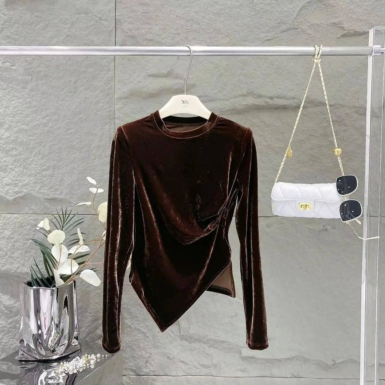 Женская приталенная рубашка с длинным рукавом круглым вырезом