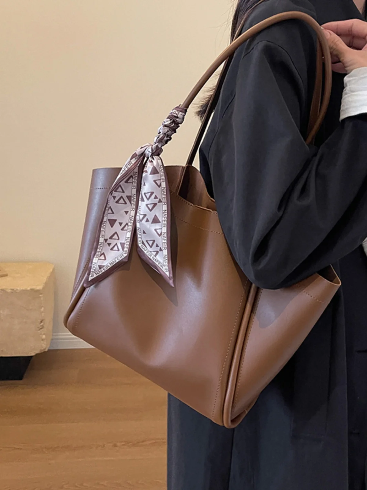 

Высококачественная текстурная Ретро сумка большой вместимости для женщин 2023 новинка осень/зима сумка через плечо модная сумка-тоут