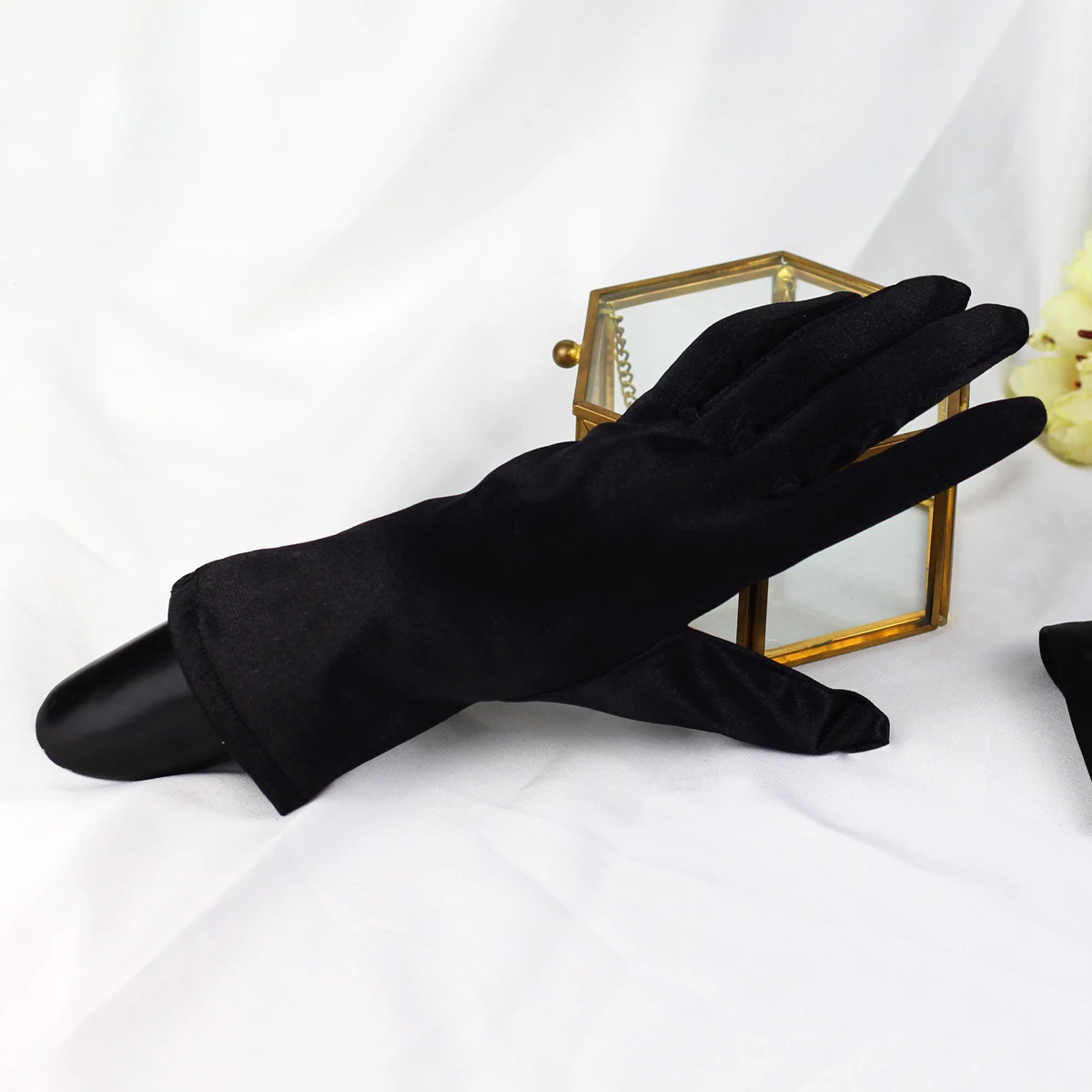 Рисунок 4 - Простые Свадебные белые черные перчатки WG044