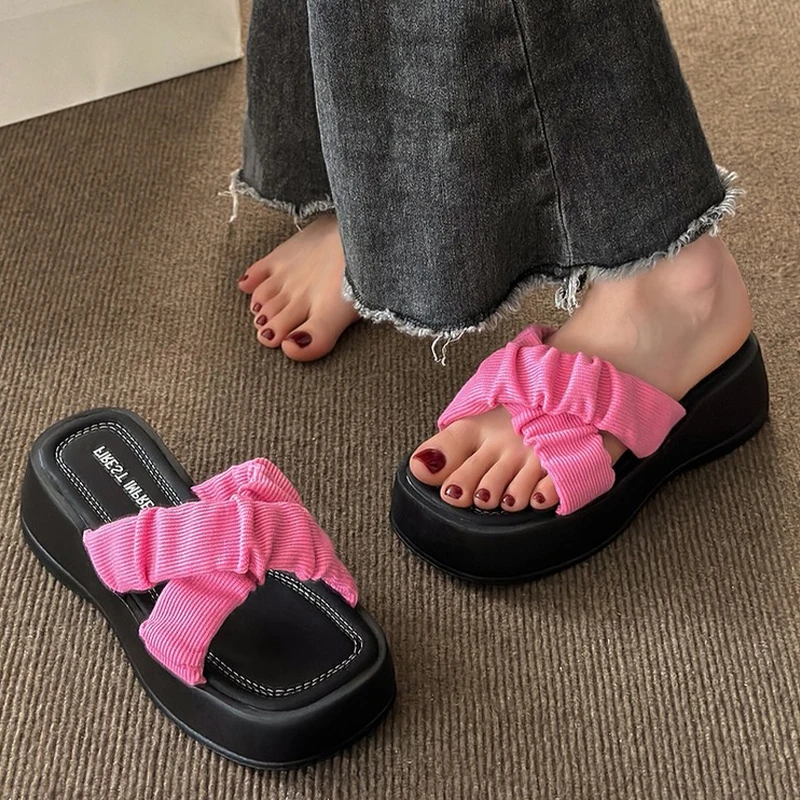 

Женские блестящие летние сандалии на плоской подошве, пляжная обувь, новинка 2023, модные шлепанцы с ремешком на пятке, повседневная обувь, Кл...