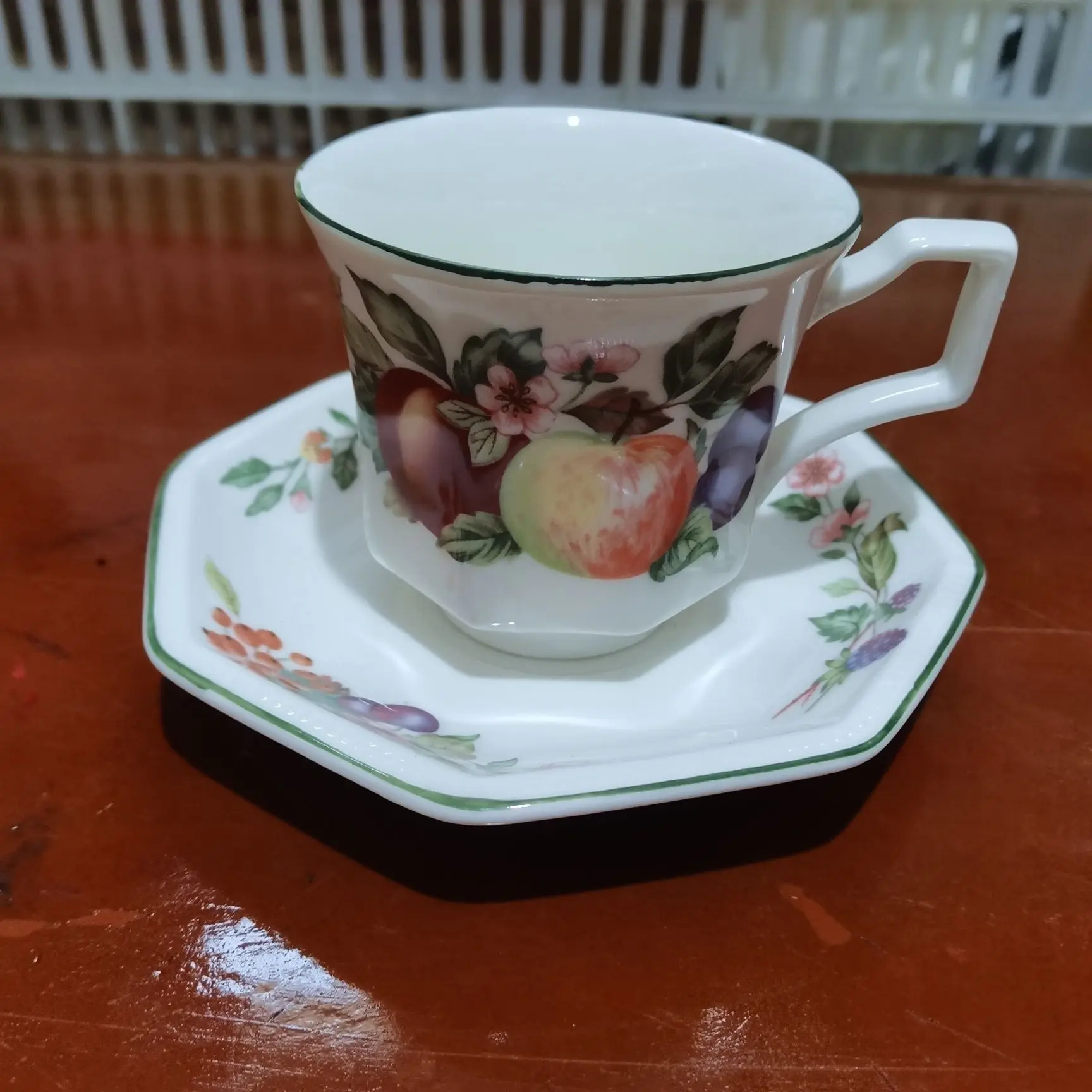 

Оригинальная восьмиугольная кофейная чашка и блюдце