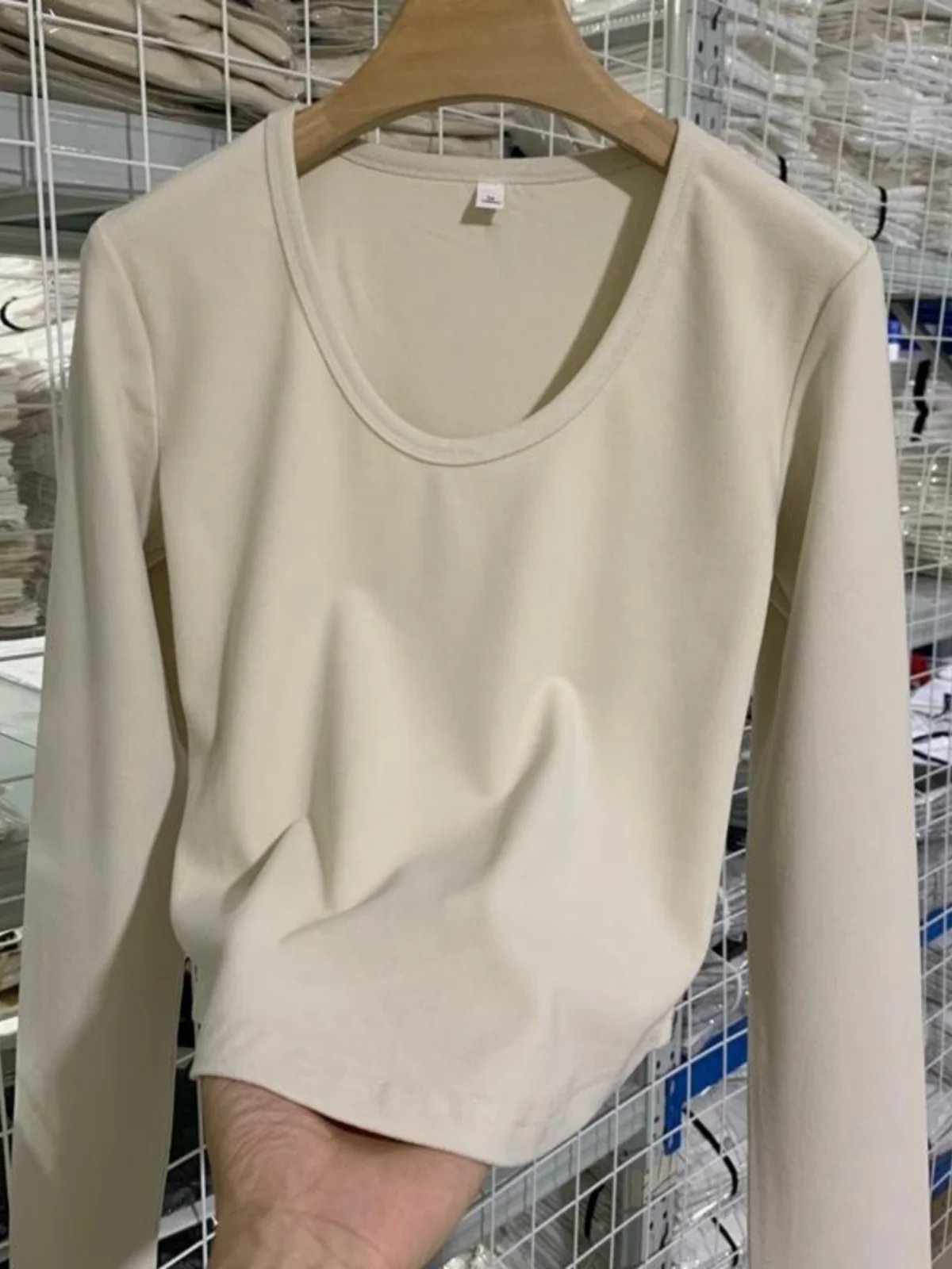 Базовая простая женская однотонная осенняя рубашка с U-образным воротником