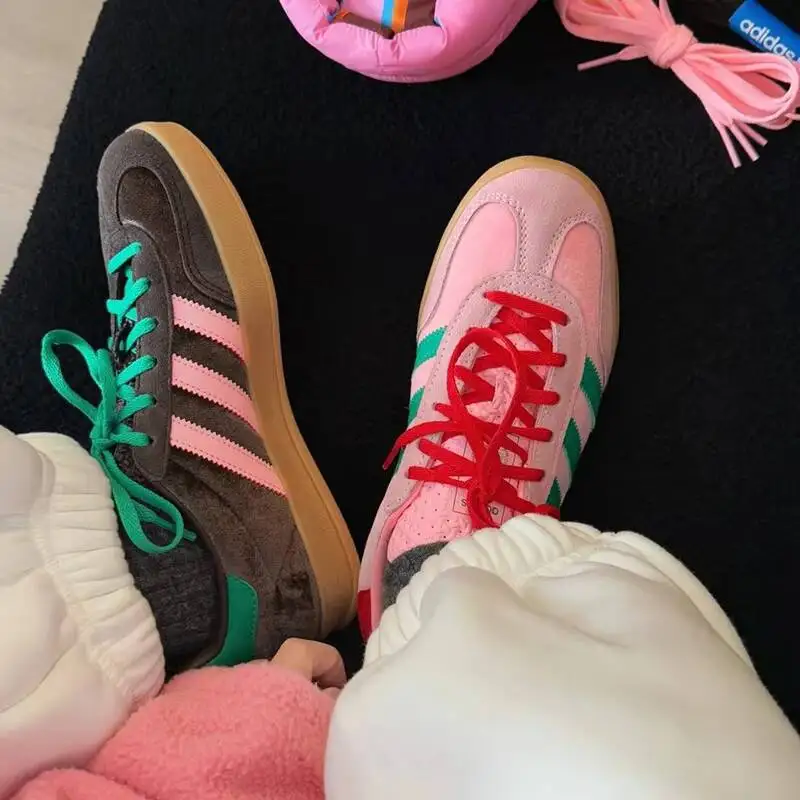 Фото Новые женские повседневные кроссовки Adidas Samba 2026, комплект из двух пар, с велюровым верхом, в ретро-стиле JI2713/JI2714 №4