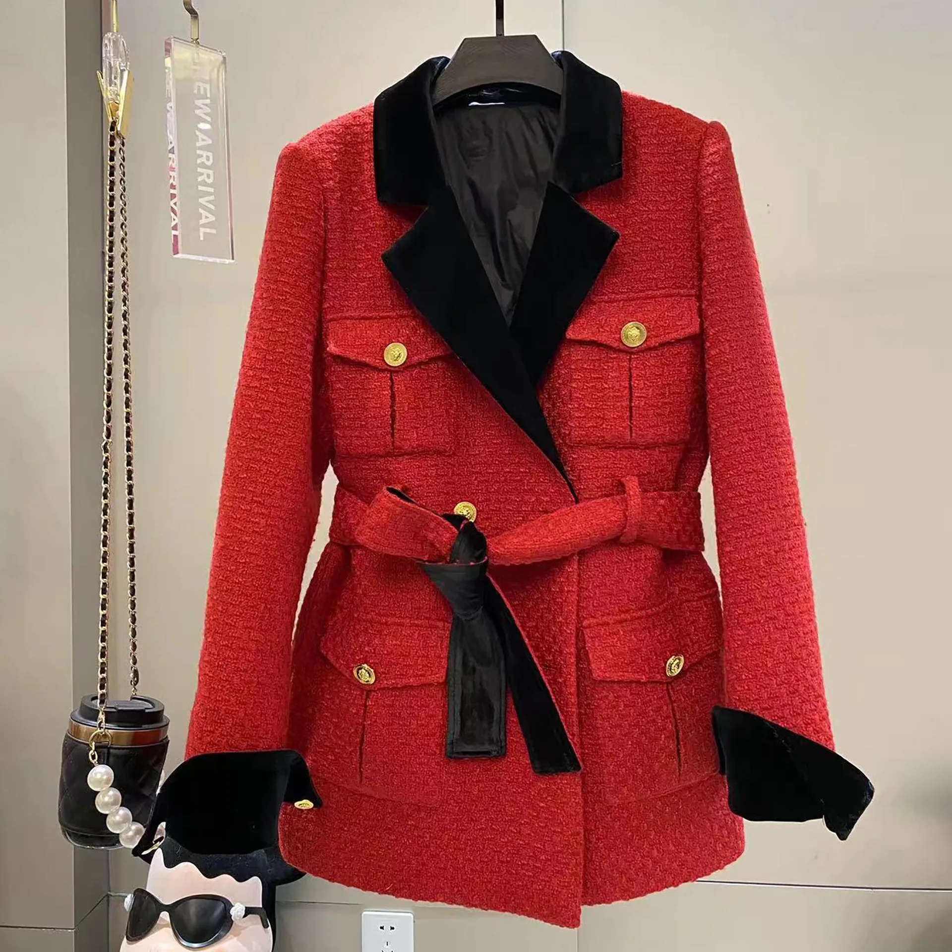 

Высококачественное роскошное красное зимнее пальто из 2023 шерсти твидовая длинная стеганая куртка с поясом пуховик для женщин. Верхняя одежда