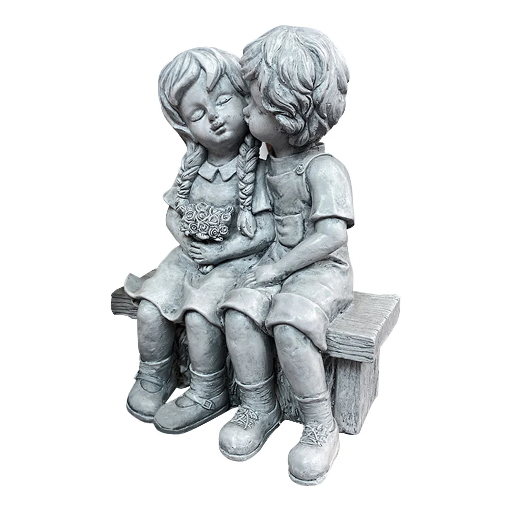

Statue Garden Decor Boy Girl Sitting on Bench Figurine Outdoor Indoor Resin Kissing Couple Sculpture for Outdoor Lawn Patio