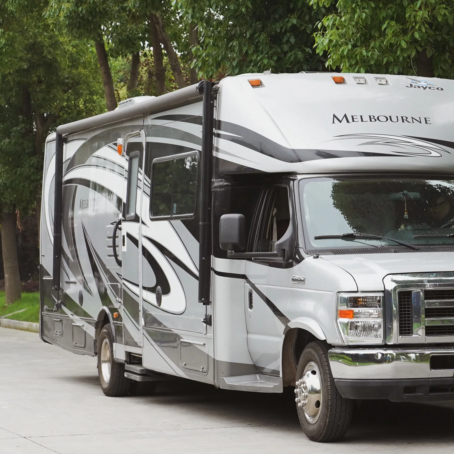 Фото Электрический маркиз Awnlux W5700 для автодомов, караванов и кемперов с газовыми поршневыми приводами №2