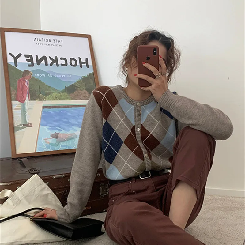 

2023 Spring and Autumn New Korean Version Of Retro Gentle Wind Diamond Check Sweater Wearing Round Neck Slim Knit Cardigan Woman