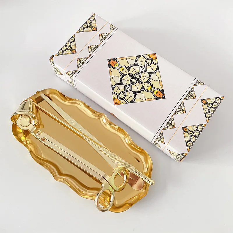 Набор из 4 предметов: огнетушитель, колокол, свеча с запахом, инструменты для подрезания фитиля и подставка для них.