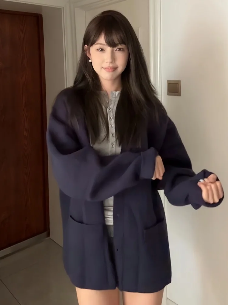 Темно-синий вязаный кардиган с длинными рукавами и v-образным вырезом женский