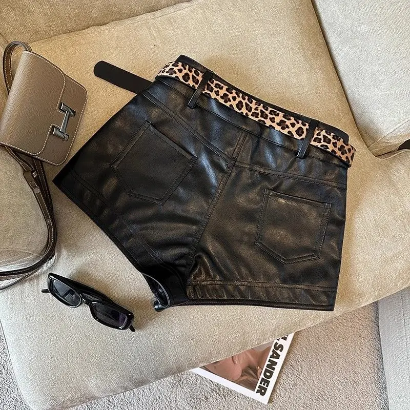 Американские черные шорты из искусственной кожи для женщин осенью и зимой.