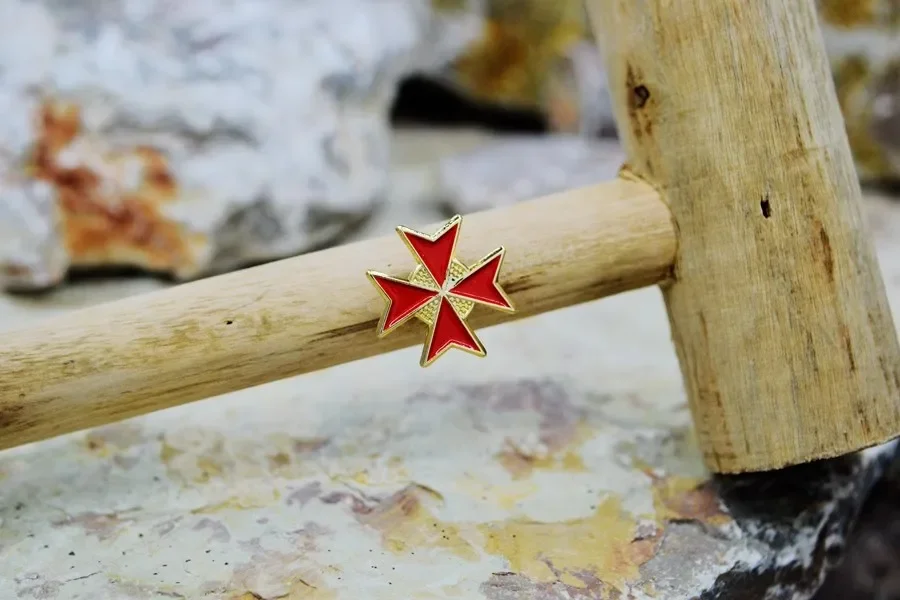 Готическая вечеринка рыцари тамплиеров Мальтийский крест масонская булавка