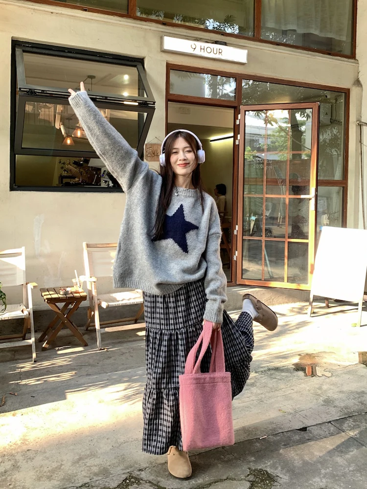 Женский трикотажный свитер со звездами серый пуловер и юбка в клетку длинные