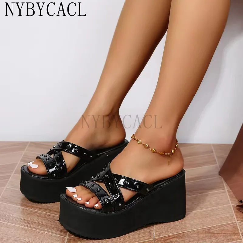 Женские босоножки на танкетке черные удобные шлепанцы с двумя ремешками и