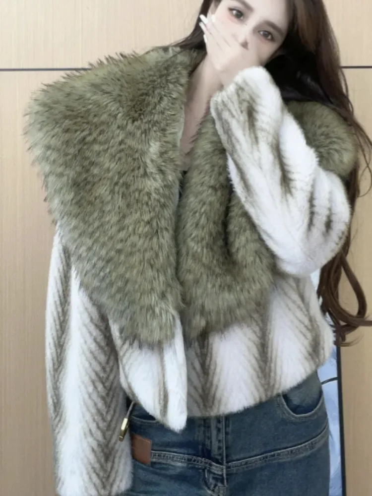 Осенне-зимняя короткая верхняя одежда из искусственного меха енота с большим