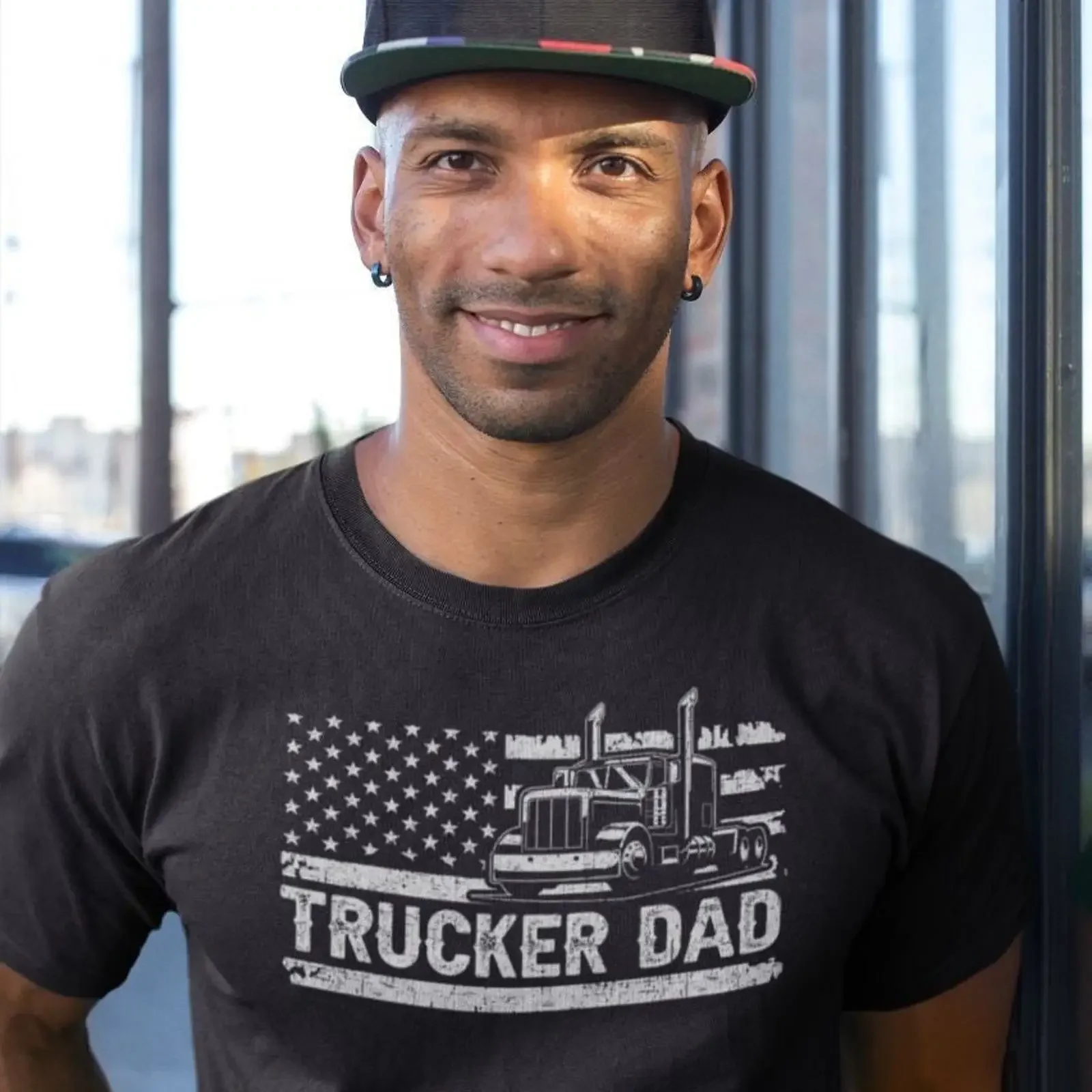 Фото Футболка с американским флагом и надписью «USA Trucker Dad» для водителей грузовиков, повседневная, винтажная, с эффектом потертости, уличная одежда, мужская, с графическим принтом, универсальная. №1