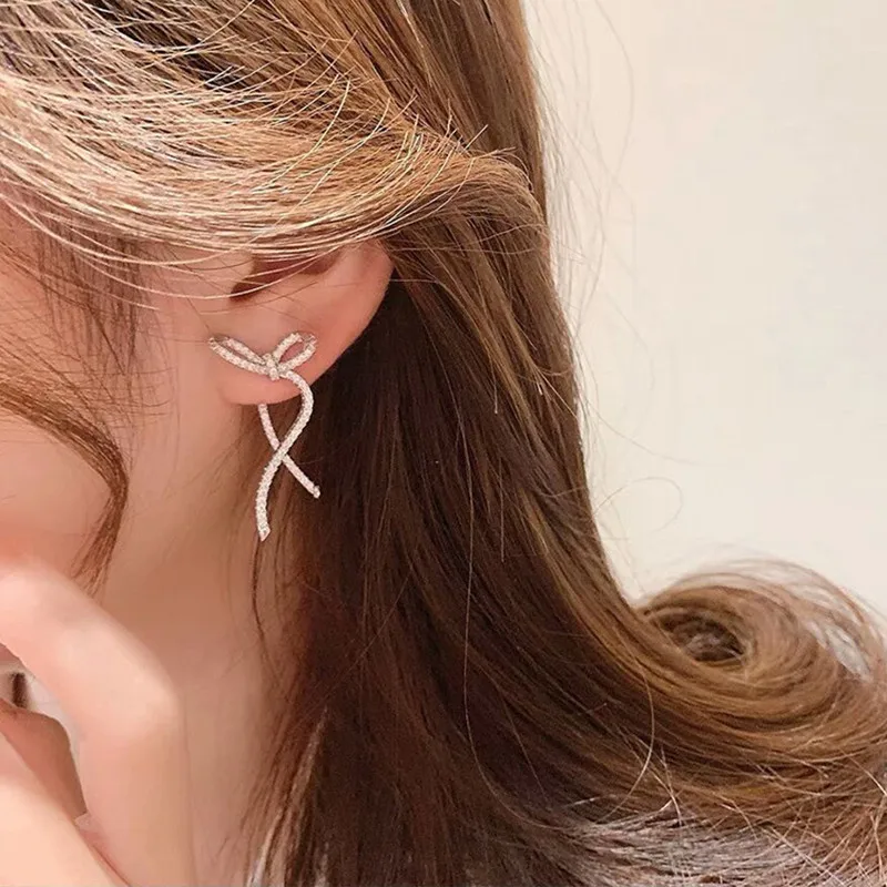 Женские серьги-гвоздики со стразами