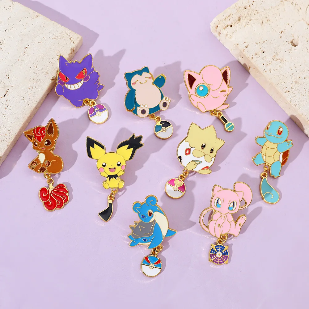 Фото Булавки-подвески с покемонами Jigglypuff Gengar Vulpix Mew Lapras Pichu Squirtle Togepi Snorlax с хвостом и PokeBall Броши Подарки для фанатов №4