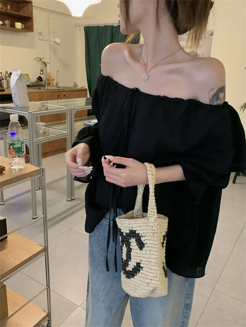 Женская блузка с вырезом лодочкой открытыми плечами и оборками