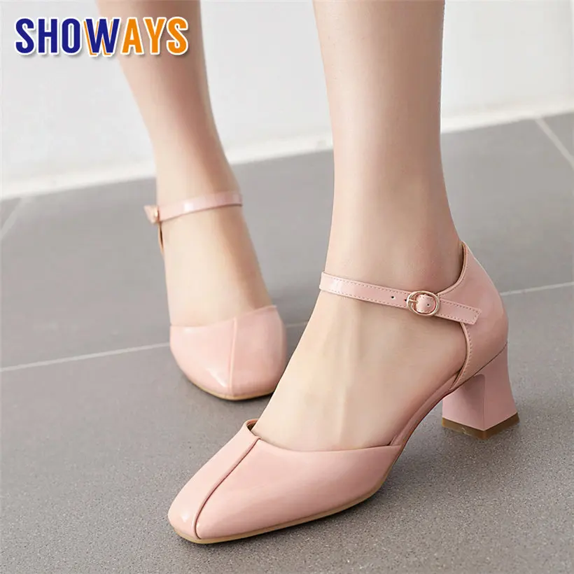 

Сандалии женские из лакированной кожи, милые туфли золотого цвета на высоком блочном каблуке, пикантные босоножки с квадратным носком и ремешком на щиколотке для вечерние и офиса