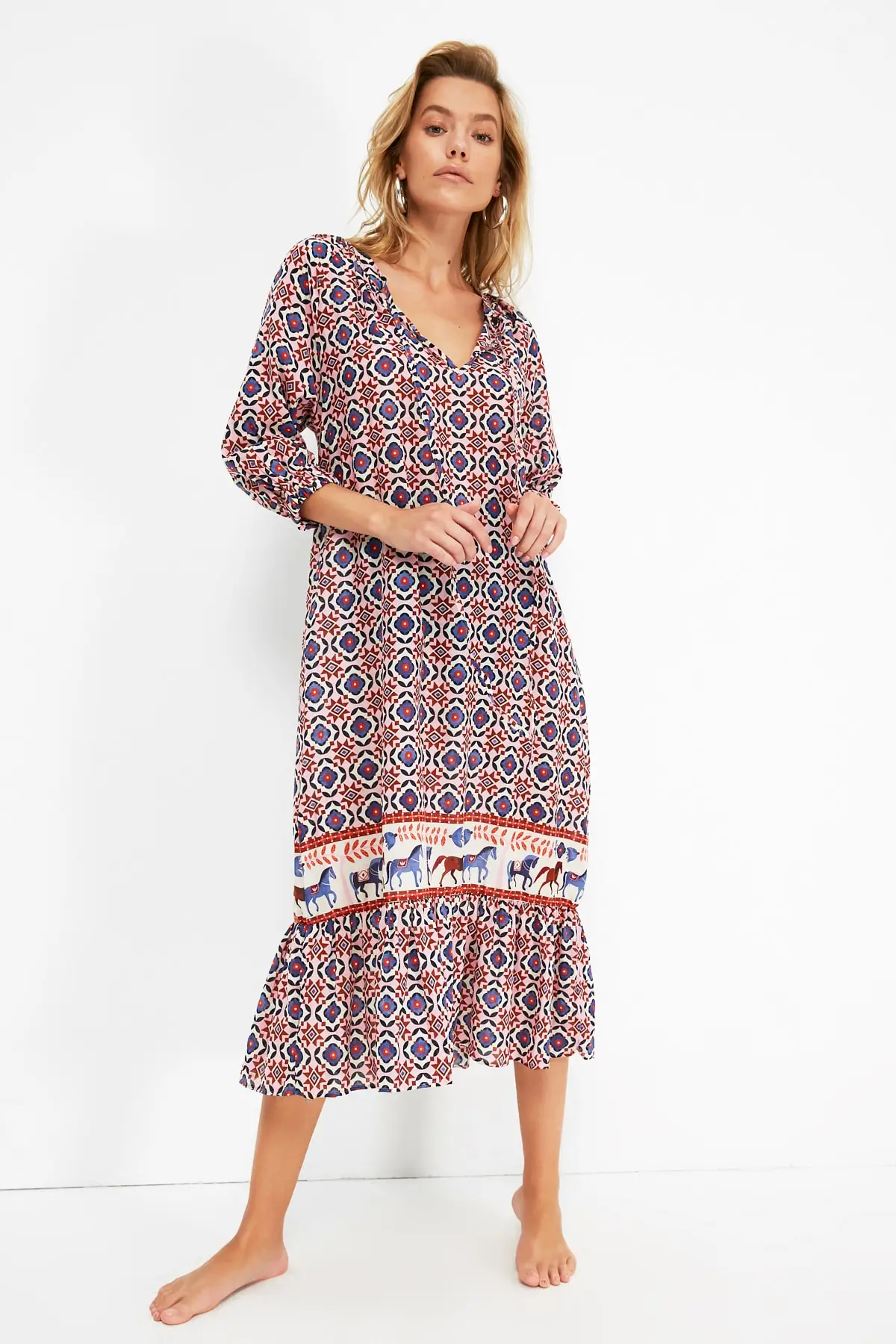 

Trendyol Retro Pattern Border Tile Detailed Voile Beach Dress TBESS21EL4242