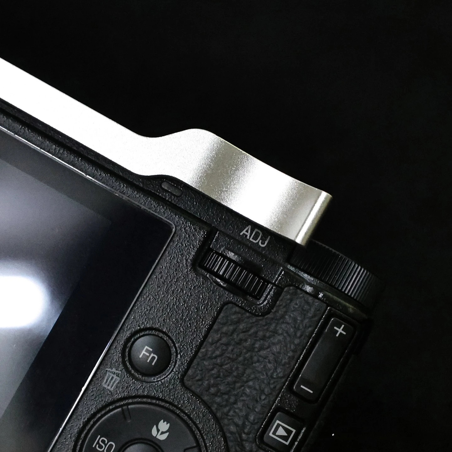 Фото Металлический портативный кронштейн-держатель для камеры Ricoh GR4 GRIV с подставкой для большого пальца (Hot Shoe Thumbs Up Grip) №3