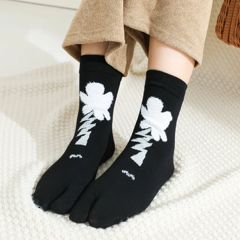 

5 Pairs Women Combed Cotton Two Toe Socks Japanese Black White Jacquard Split Toe Socks Flowers Art Cute Middle Tube Tabi Sock