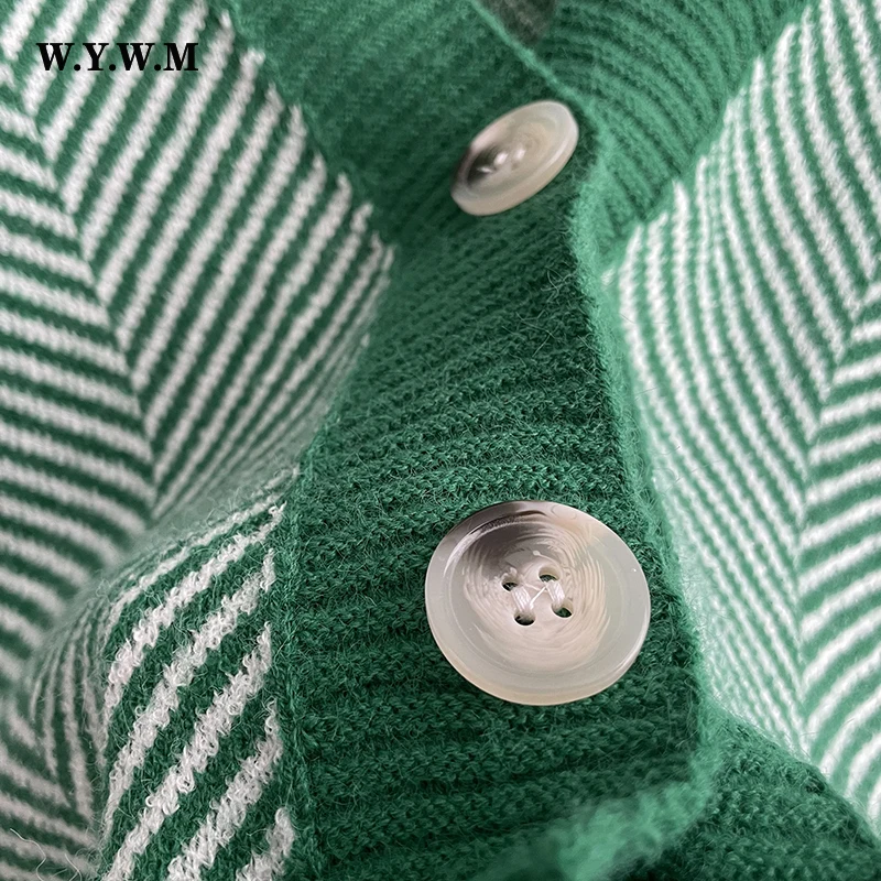 Свитер женский трикотажный в полоску с длинным рукавом