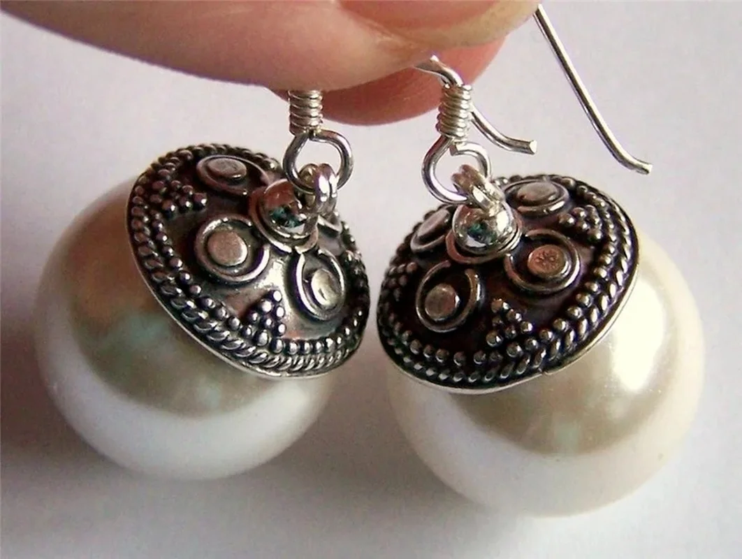 

Fashion Silver Color Hand Carved Pattern Earrings Classic Waterdrop Large White Pearl Hook Dangle Earring Jewelry Gift