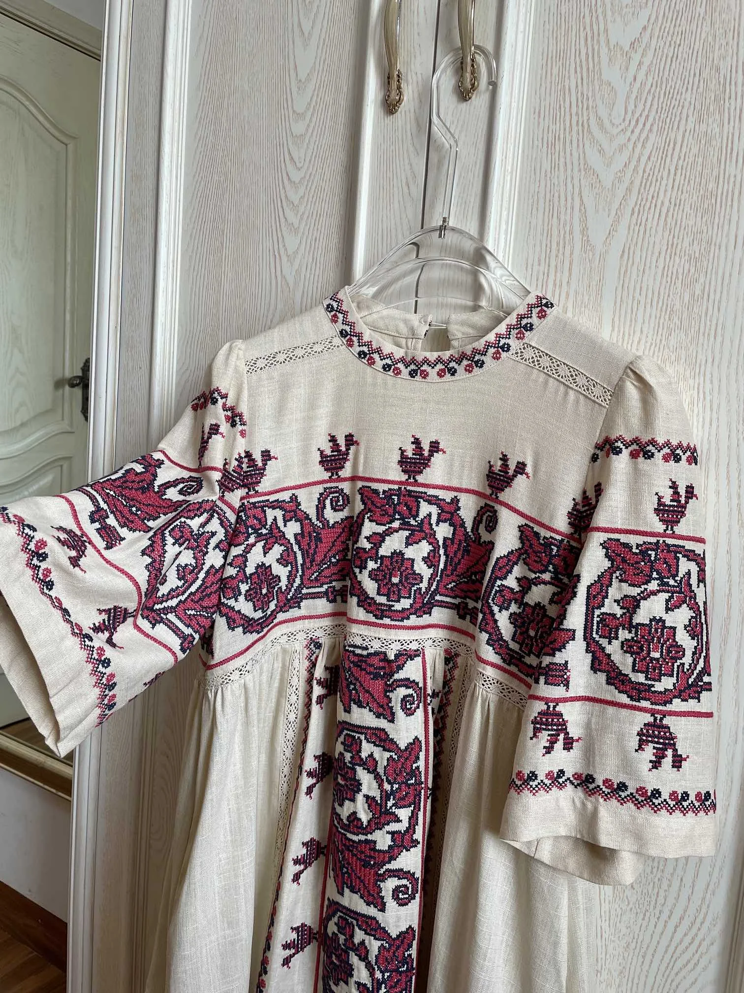 Новинка 2024 женская модная юбка с коротким рукавом круглым вырезом и вышивкой