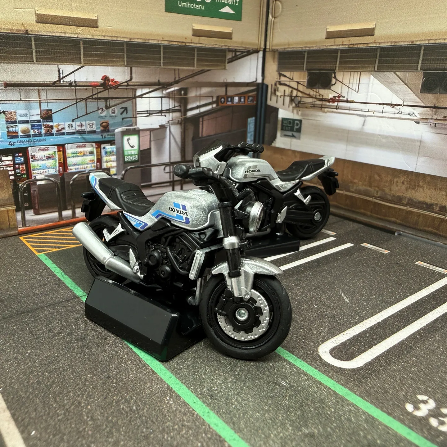Фото Коллекционная модель мотоцикла Tomy Diecast из сплава, Honda CB1000F, ретро, масштабная, для взрослых коллекционеров, украшение для рабочего стола №1