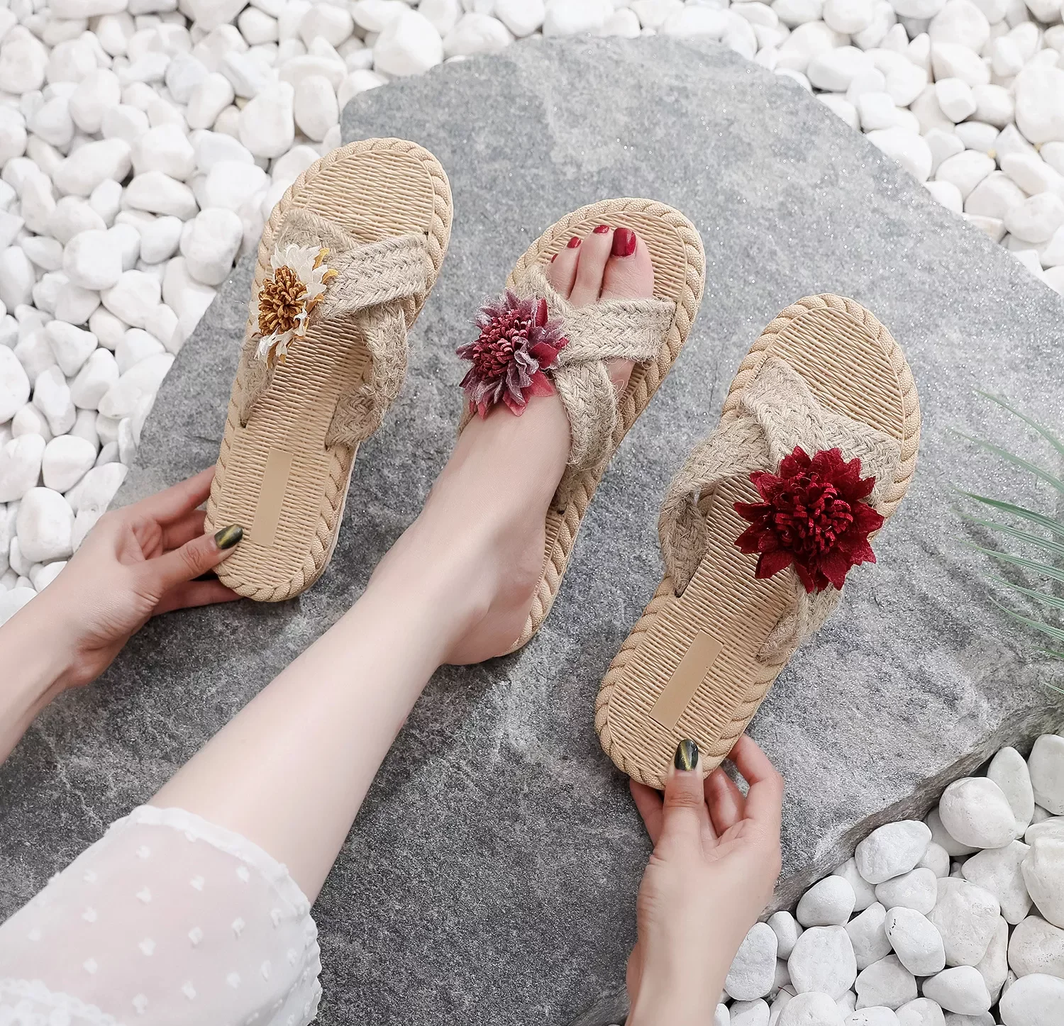 

Женские сандалии на плоской подошве, имитация соломы, уличная одежда, пляжные модные тапочки на танкетке, с конопляной подкладкой, новинка ...