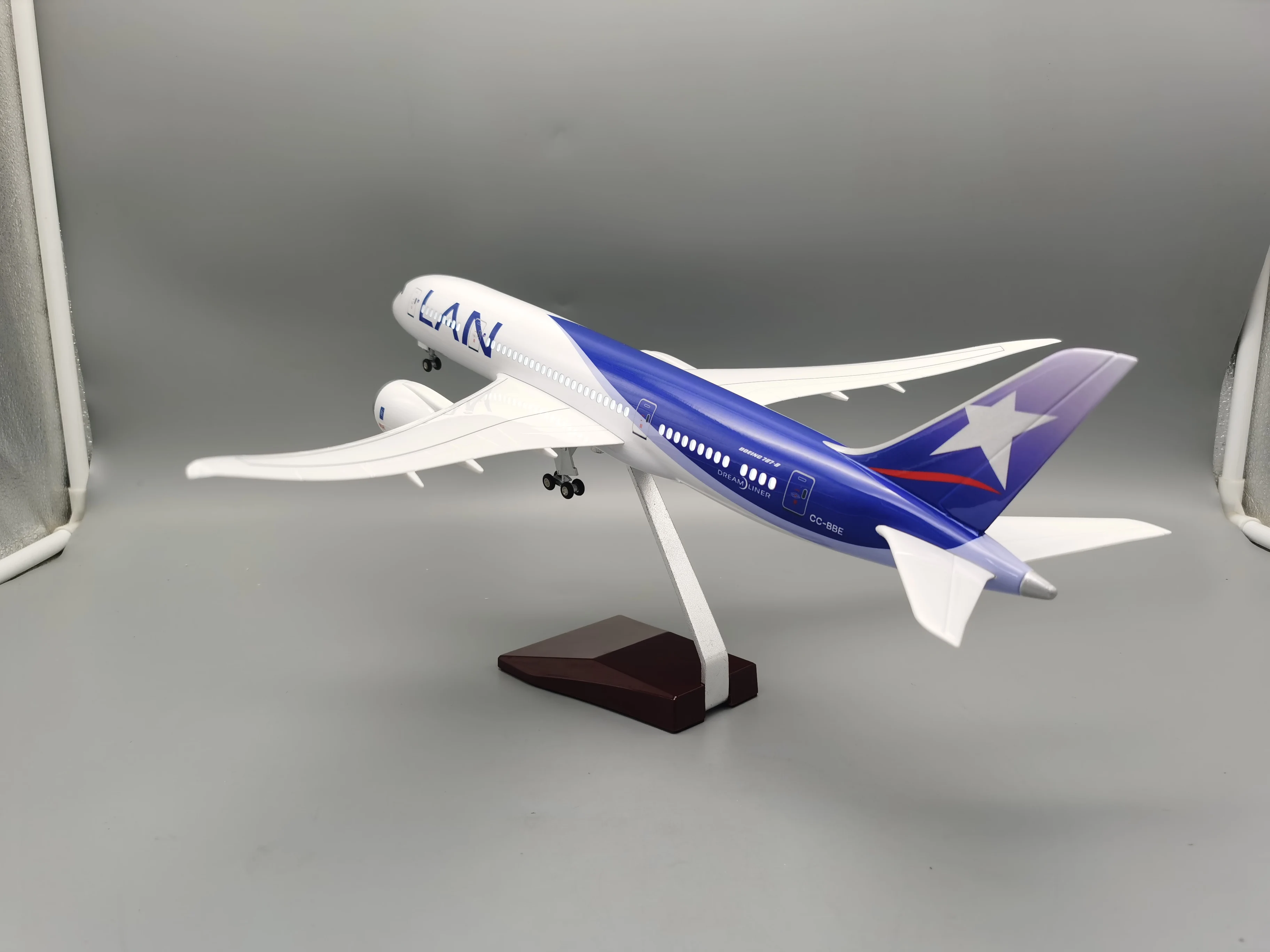 Модель чилийского самолета B787 модель модели с дисплеем под давлением для