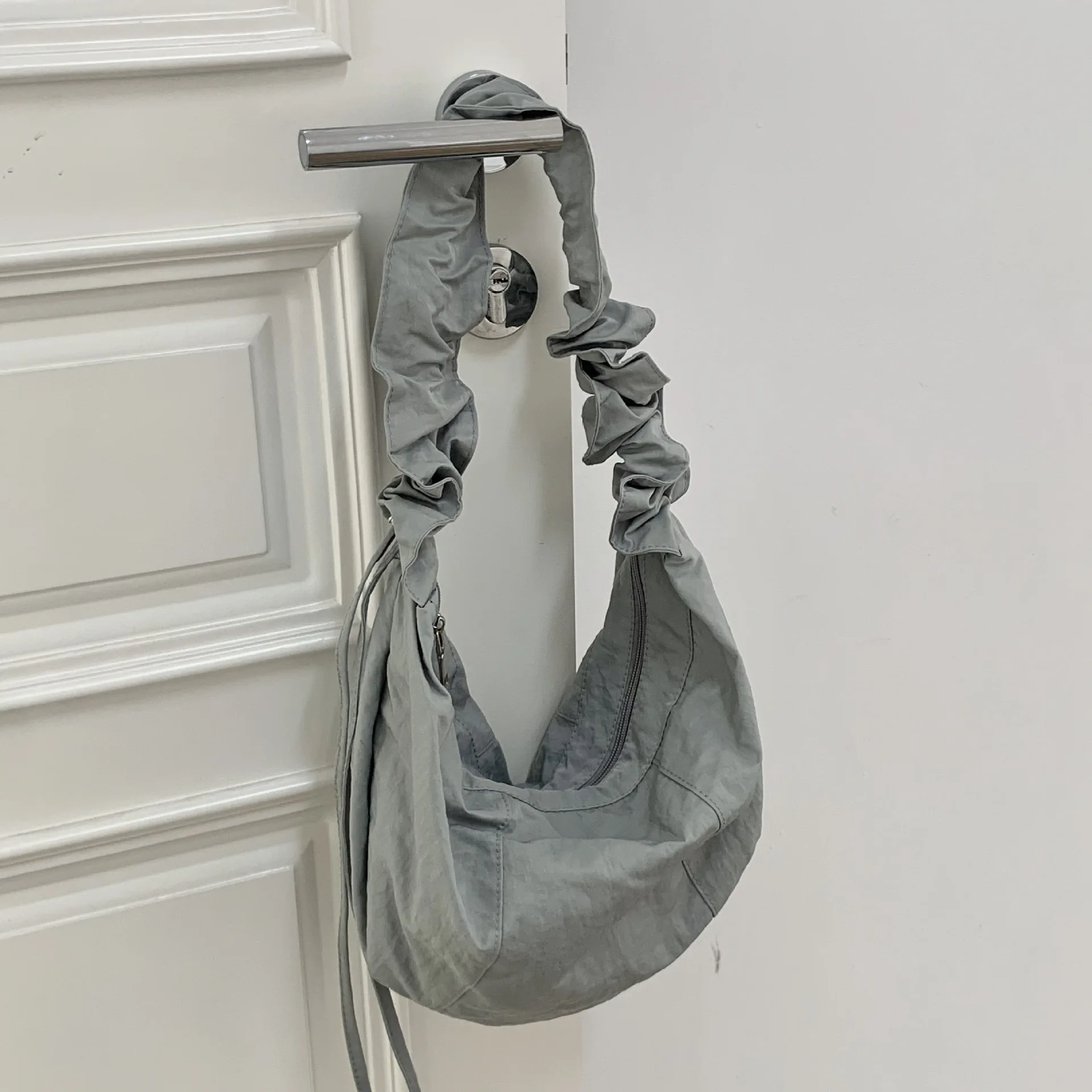 

Женская Холщовая Сумка через плечо, новинка 2023, Корейская версия, простые плиссированные модные ручные сумки в форме облака, сумка-мессенджер на шнурке, тканевая сумка-тоут