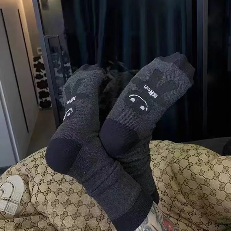 

Новые милые носки с улыбающимся лицом, мужские и женские парные трендовые смешные спортивные хлопковые носки-трубы для маленьких людей