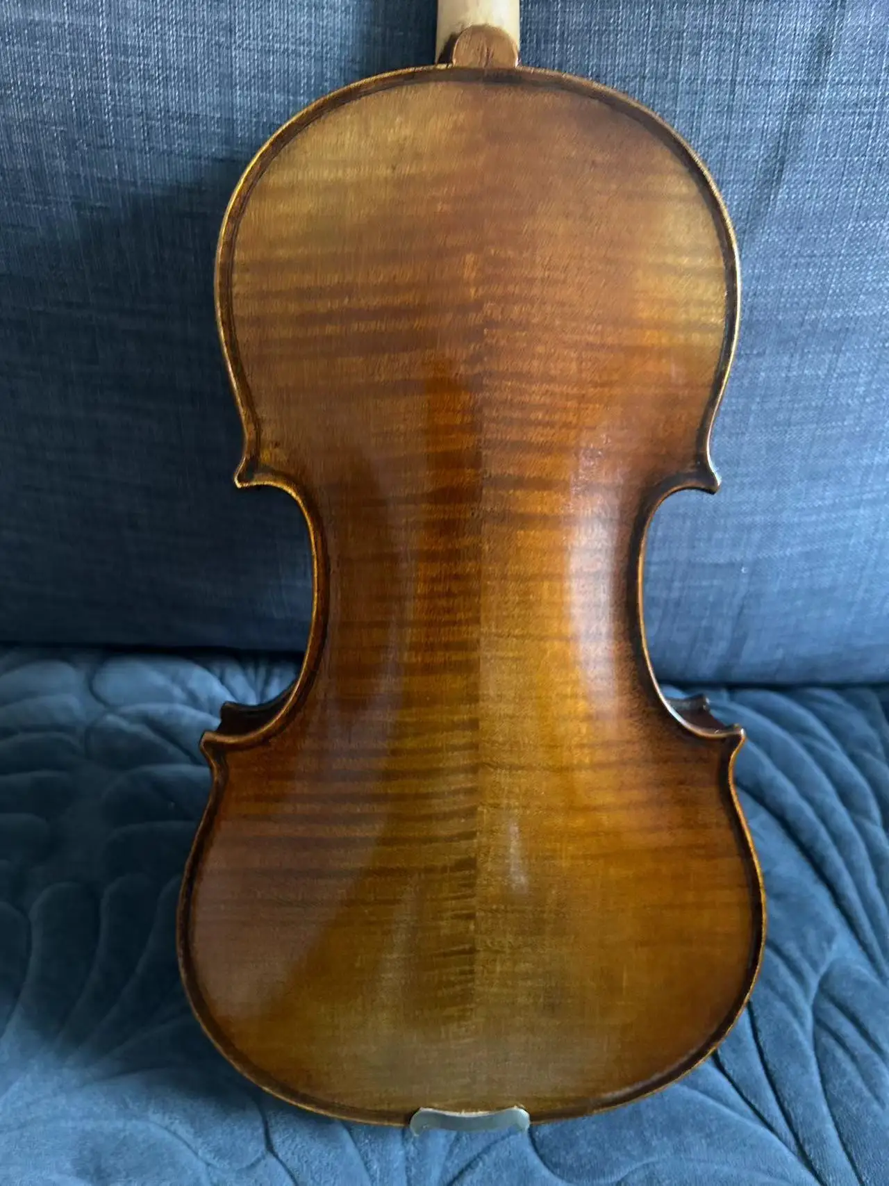 Модель скрипки Stradi 4/4 цельный пламенный клен спинка ель верхняя часть заводская