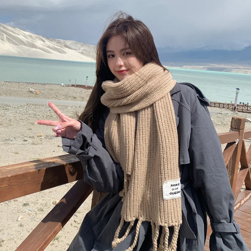 

Knitted scarf for women in autumn and winter