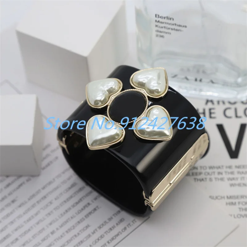 

Cuff Bracelet for Women Opening Luxury Jewelry Fashion Designer Bangle High Quality Lady Party Resin Bracelet Charm Bracelet