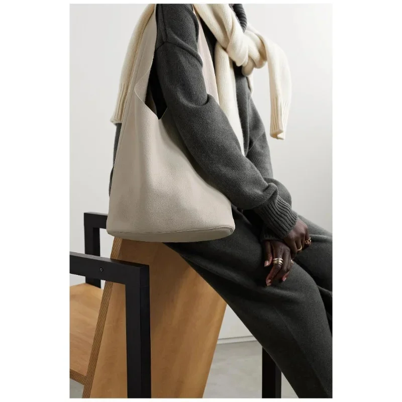 

2023 Cowhide Contracted Large Capacity The Litchi Grain Single Shoulder Bucket Row Bag Bindle