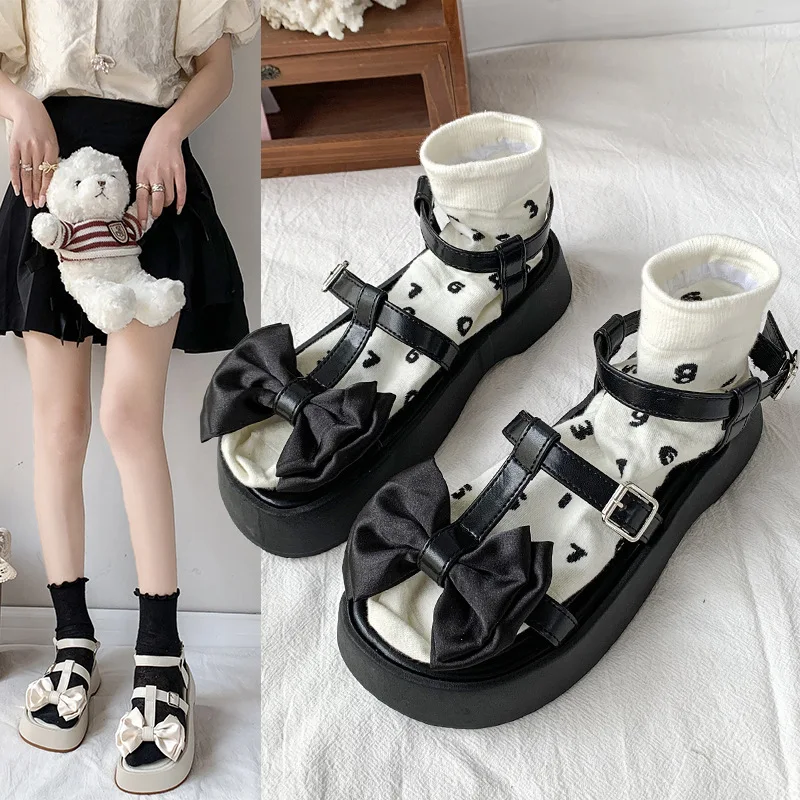 

Шлепанцы на низком каблуке из резины и искусственной кожи