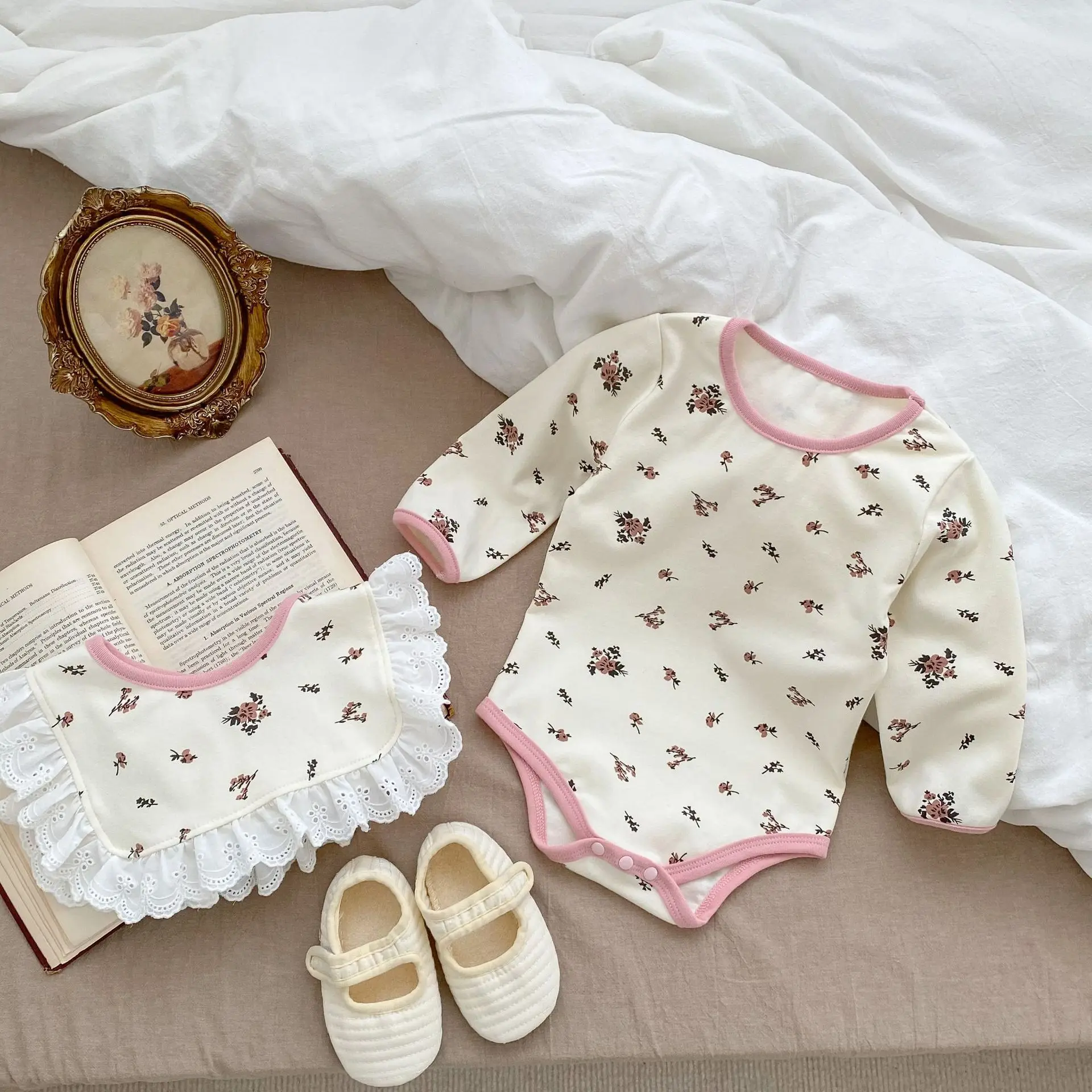 

Новинка весны 2023, детская одежда для девочек, комбинезоны с цветочным рисунком, цельное Кружевное боди с длинным рукавом для новорожденных, одежда из двух предметов для малышей