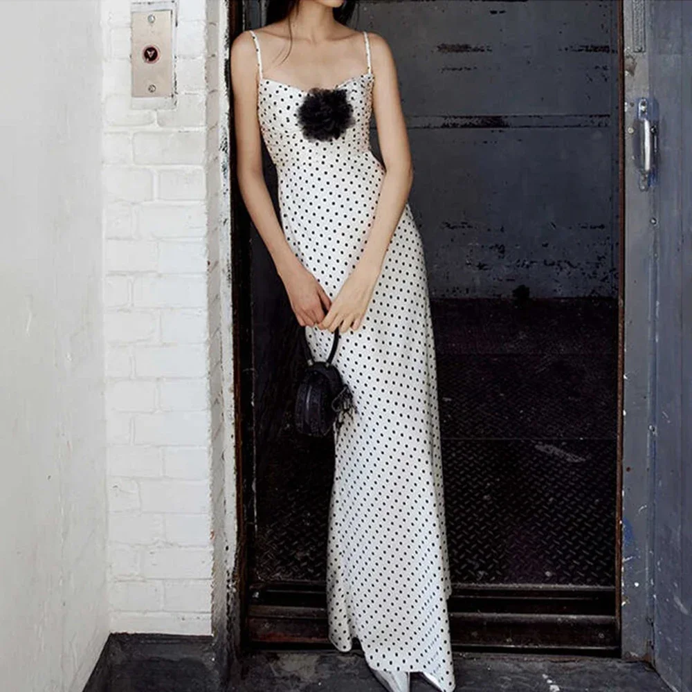 Женское длинное вечернее платье в горошек без рукавов