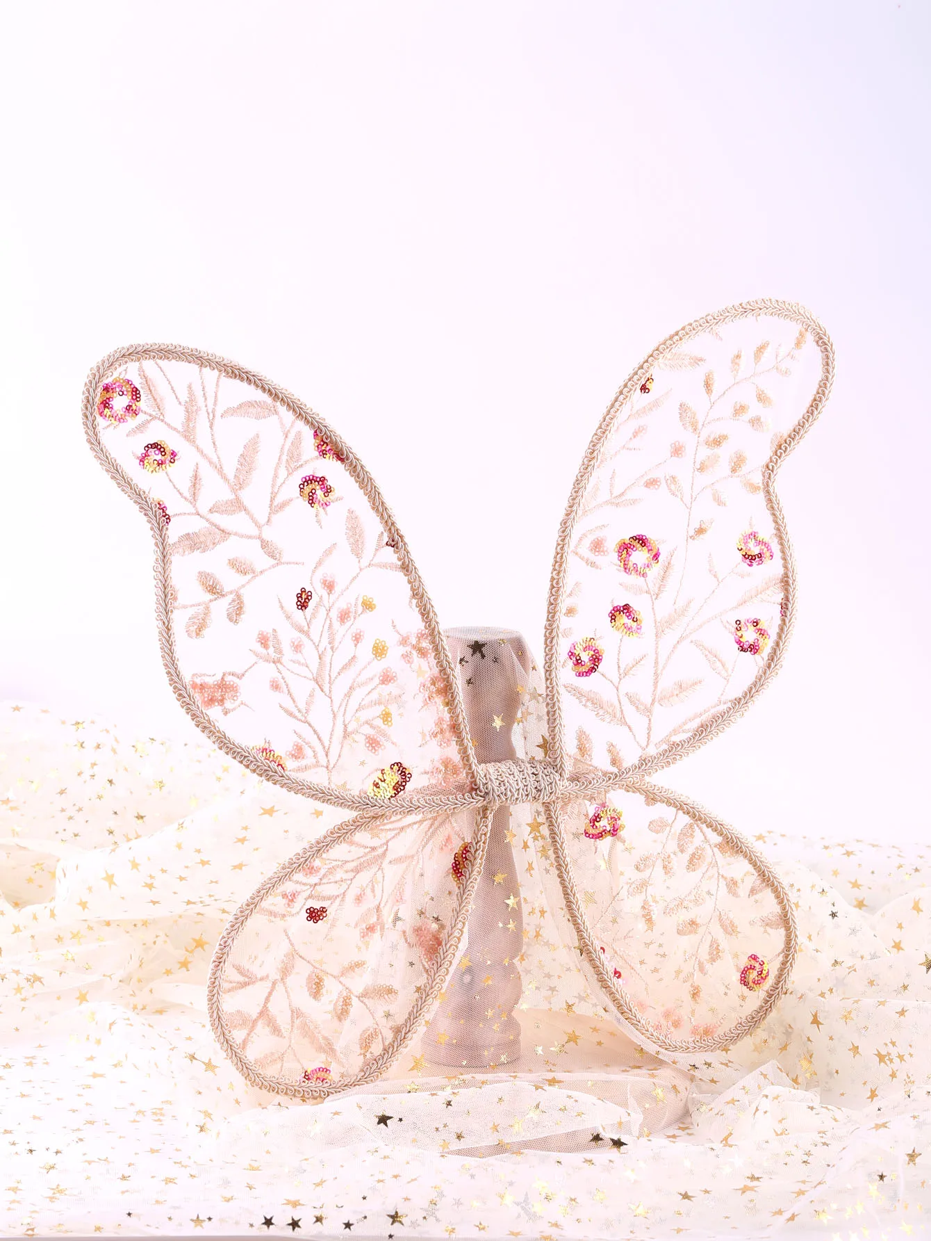 Снежные зубья сетка вышивка блестки лист девушка крылья бабочки праздничный