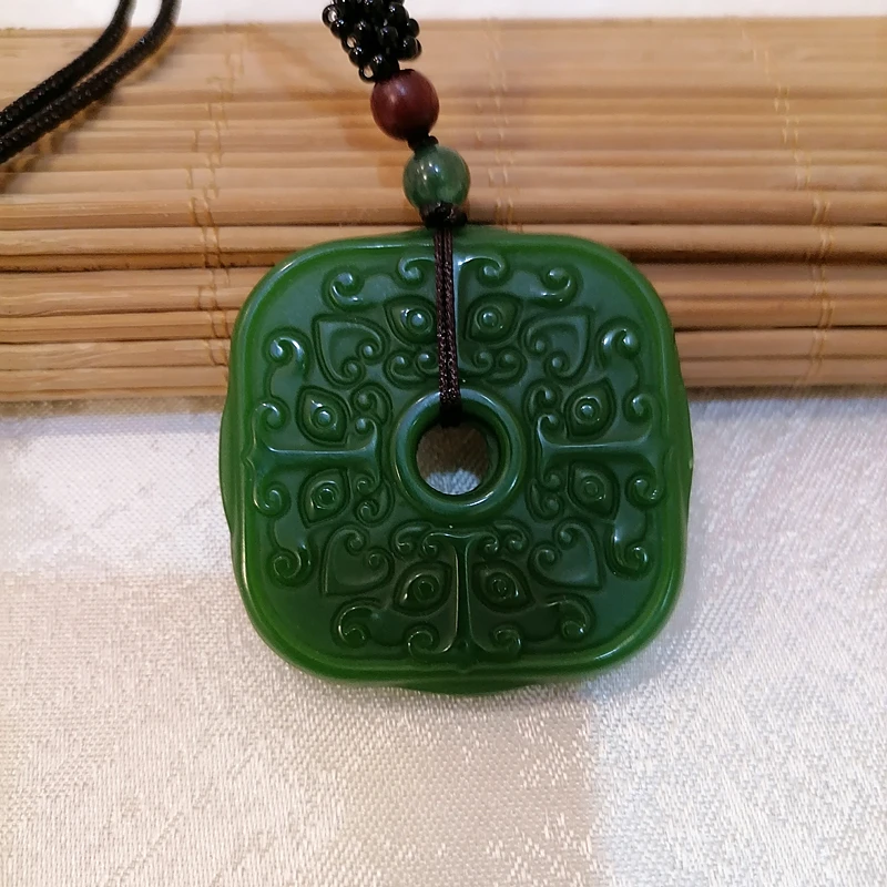 

Natural Green Hand Carved Cloud Pattern Safe Buckle Jade Pendant Fashion Boutique Jewelry Men's and Women's Necklace Gift