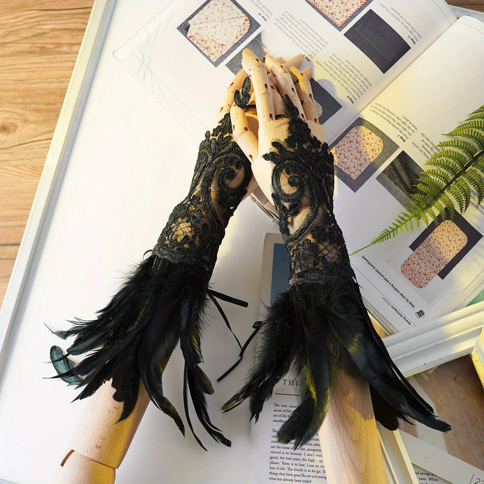 Перчатки кружевные с перьями 2 шт.