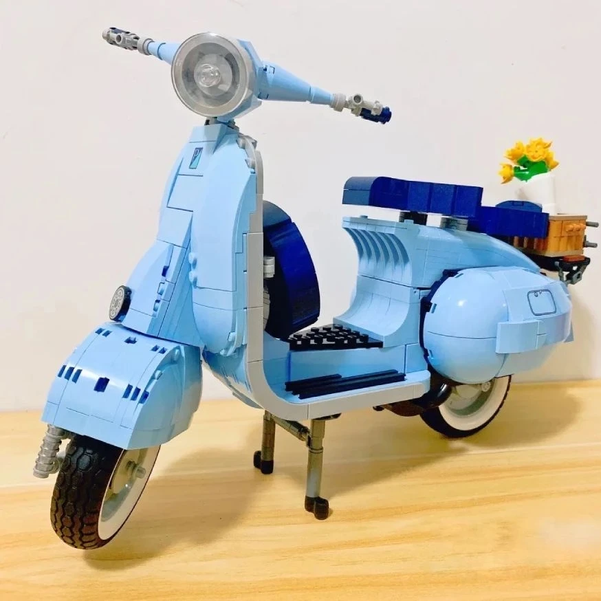 

Roman Holida Vespa 125 MOC 10298 Famous Motorcycle City MOTO Assembled Building Blocks Bricks High-Tech Model Toys For Kids Gift