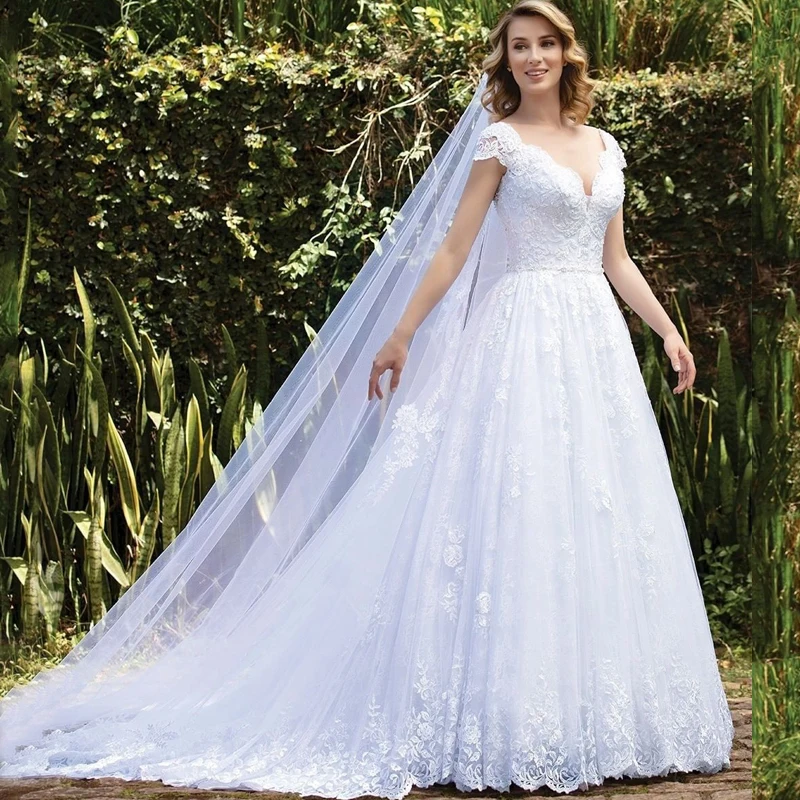 

Кружевное платье-трапеция с V-образным вырезом и рукавом-крылышком